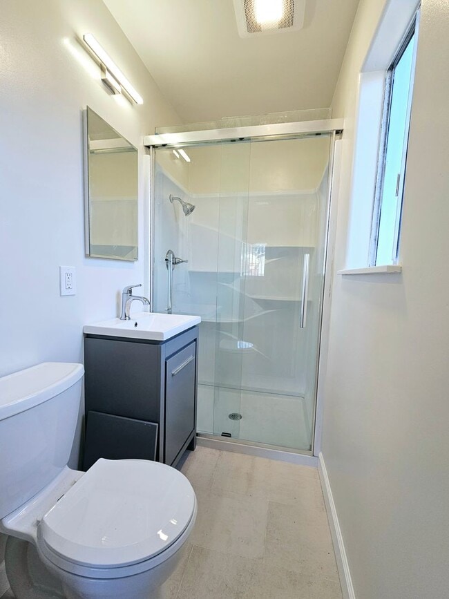 Building Photo - Remodeled 3-bed/2-bath Single Family Home ...