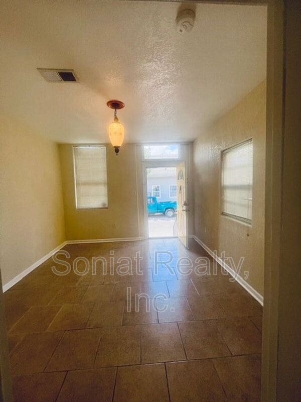 Building Photo - 1403 Port St