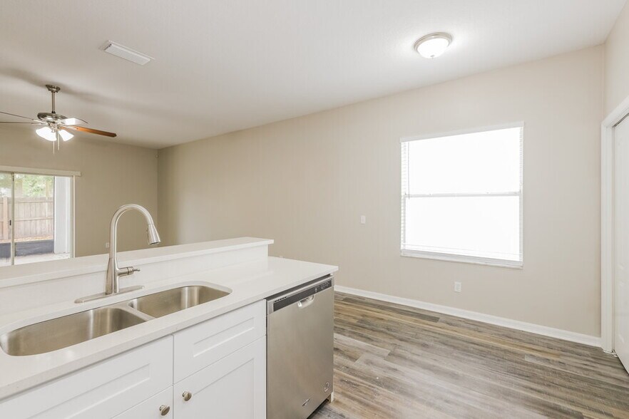 Building Photo - 13417 Silvercreek Dr