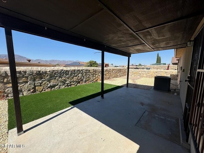 Building Photo - 10041 Paloma Dr