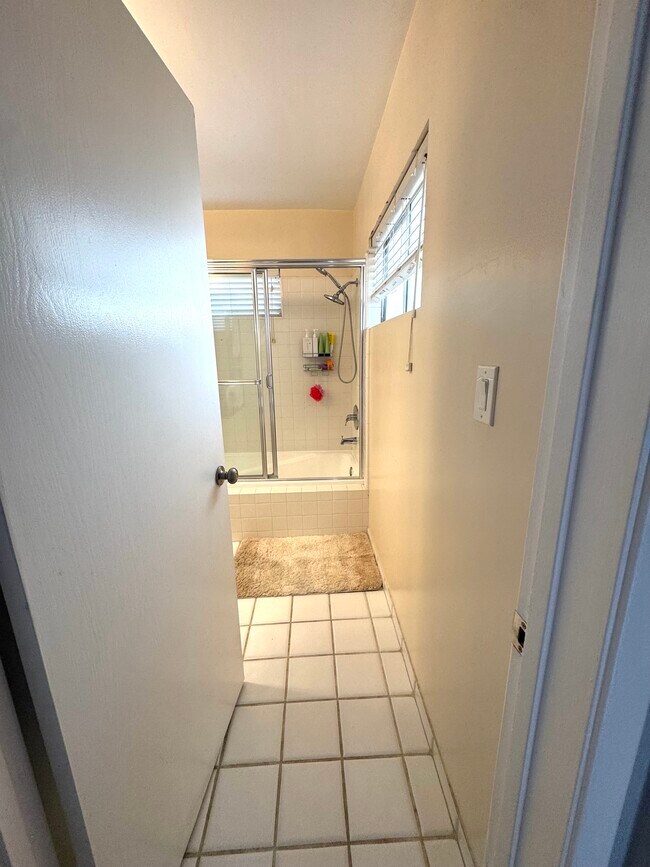 En-suite bathroom - 33 Paloma Ave