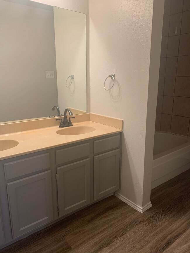 Building Photo - Affordable 3/2 House