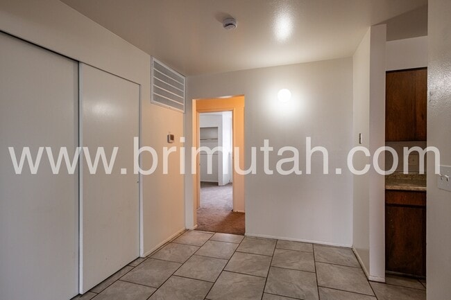 Building Photo - 292 100 E