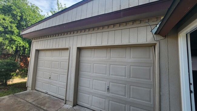 Building Photo - Very nice home located in the Eisenhower Village! NO PETS!