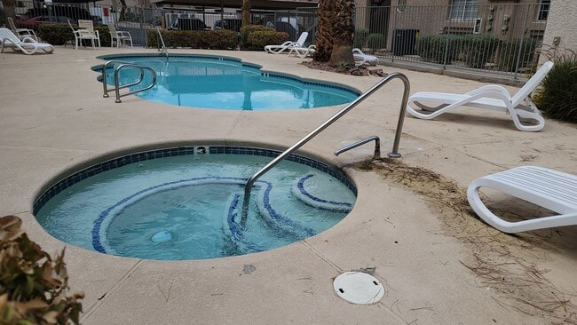 Building Photo - Gorgeous Fully Remodeled Condo