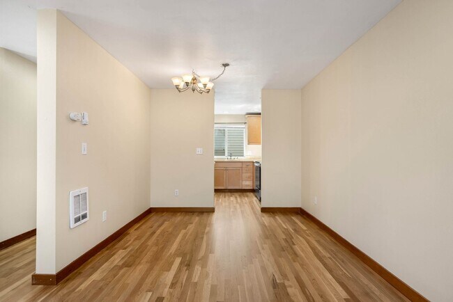 Building Photo - 3 bedroom/ 2.5 bathroom townhouse in Licton Springs