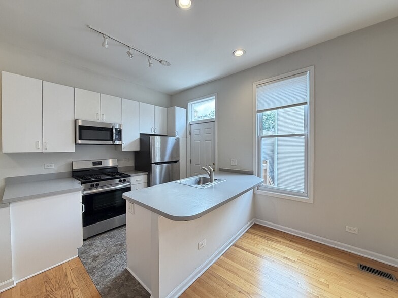 Building Photo - 1129 N Winchester Ave