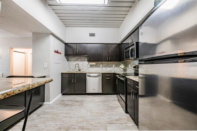 Building Photo - 2410 W Azeele St