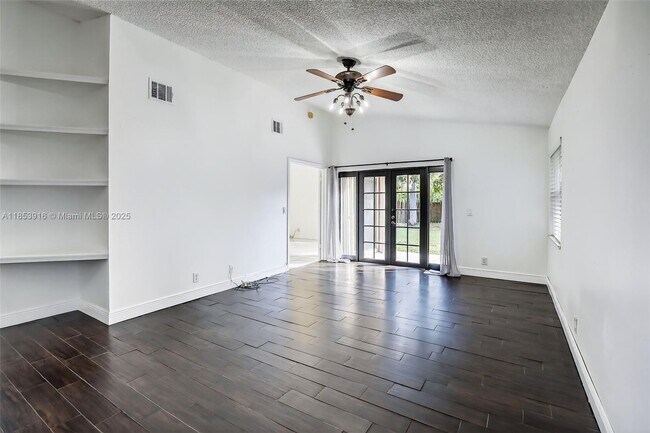 Building Photo - 581 Lakeside Cir