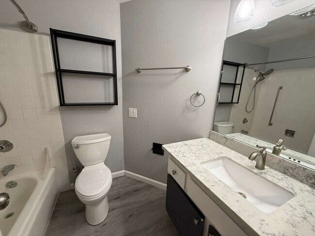 Building Photo - 3 Bedroom 2 Bathroom Plus Parking and Storage!