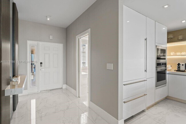 Building Photo - 19143 Fisher Island Dr