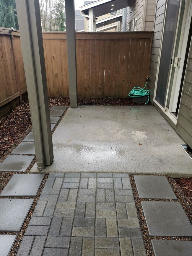 Building Photo - Spacious 3 Bedroom Home with Fenced Yard, Patio, and 2-Car Garage Near Mill Plain.