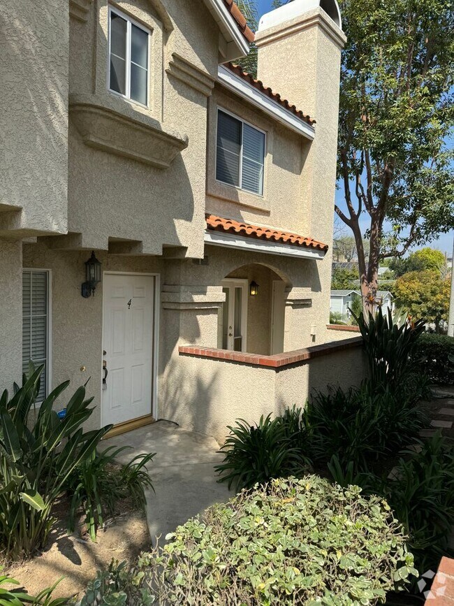 Building Photo - Downtown Brea Townhome