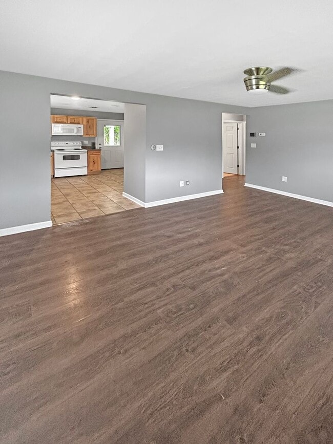 Building Photo - Welcome to this charming 2-bedroom, 1-bath...