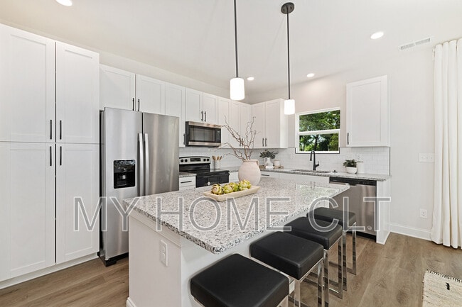 Building Photo - 2318 Rebecca Ave