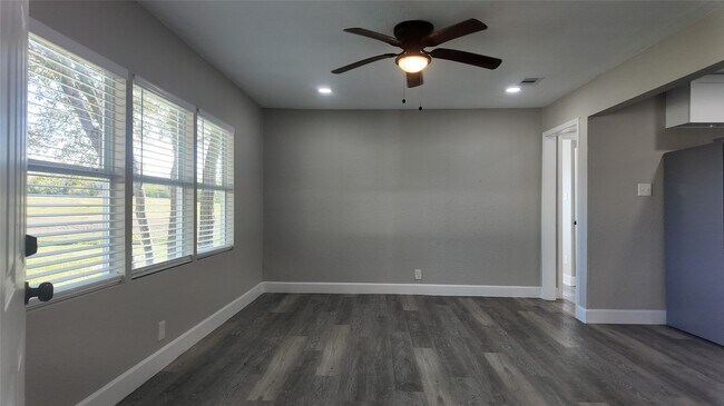 Building Photo - 917 Temple Dr