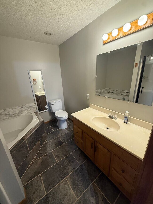 Building Photo - Spacious 5 Bedroom Home in a Peaceful Country Setting