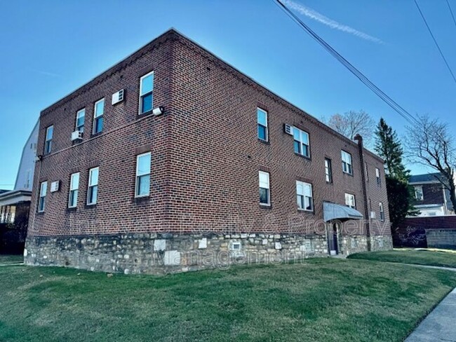 Building Photo - 402 Unruh Ave