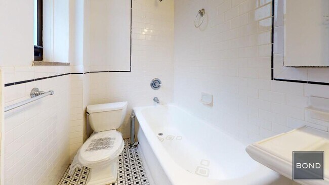 Building Photo - 305 W 45th St
