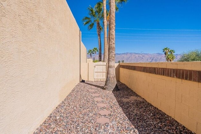 Building Photo - Pending/ Rented - 2-Car Garage & Fenced Yard! 2-Bed, 2-Bath Home in East Tucson