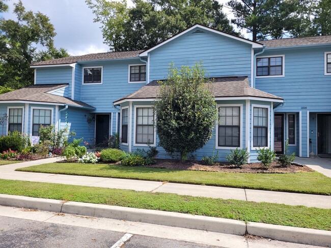 Building Photo - Furnished 3 BR, 3 BH Townhouse in Wilmington!