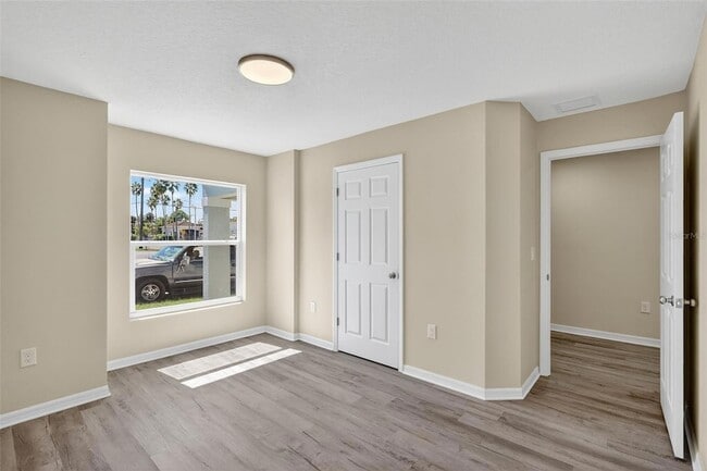 Building Photo - 1505 8th Ave E