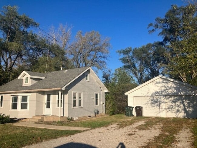Building Photo - Updated 3 Bedroom - 1 Bath House in Twin Lakes
