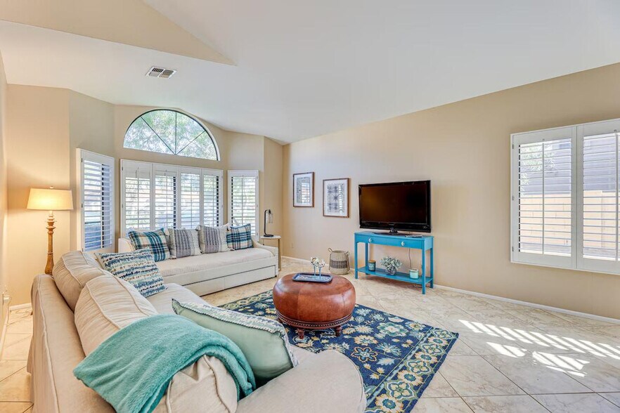 Building Photo - 253 E Vaughn Ave