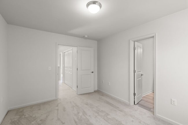 Building Photo - 2 Bed 2.5 Bath Townhome