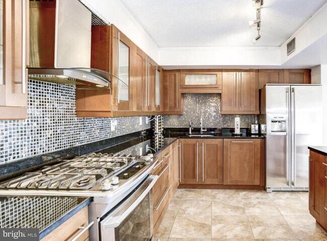 Building Photo - 1300 Army Navy Dr