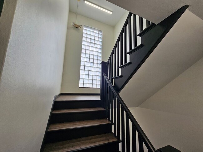 Building Photo - 306-306 E 19th St