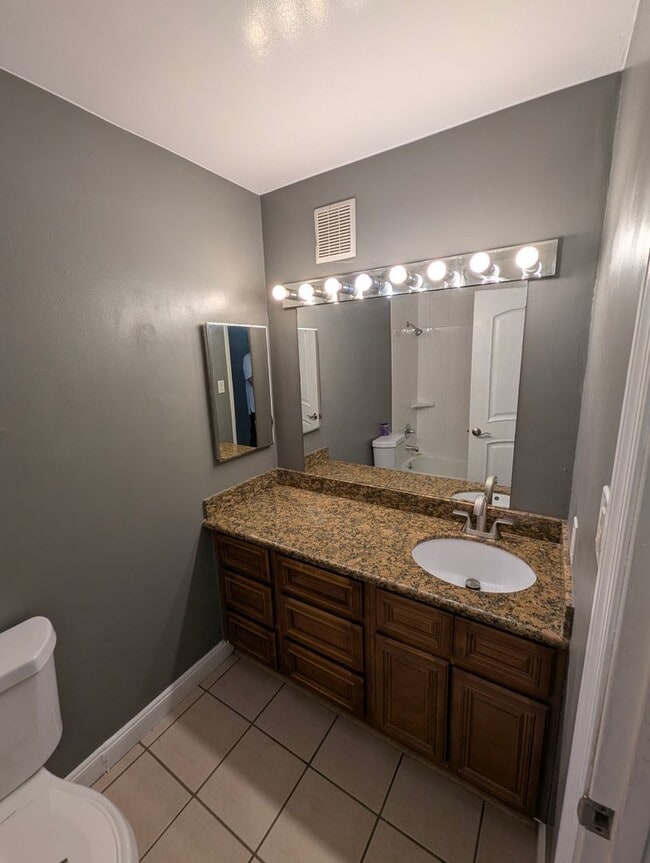 Building Photo - 2nd Floor Condo Available Now - Great Location!