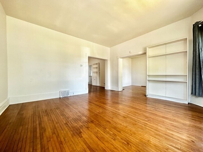 Building Photo - 122 S Van Buren St