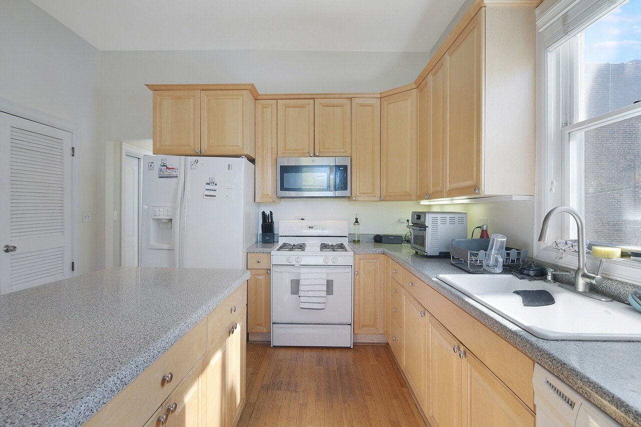 Building Photo - 3212 N Kenmore Ave