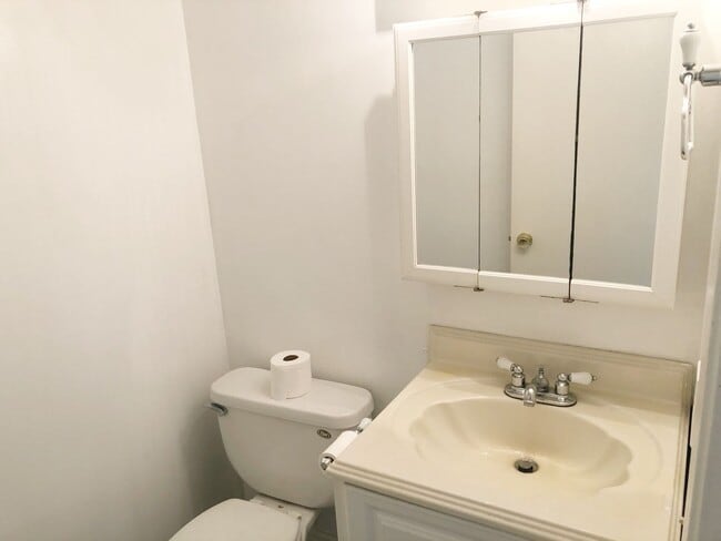 Building Photo - Amazing 2 bedroom townhome in the Woodbridge Community!