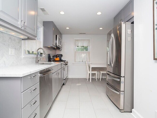 Building Photo - 18 Spezzano Dr