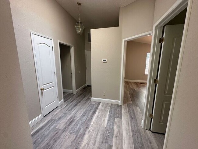 Building Photo - 1170 Forest Knoll Ct