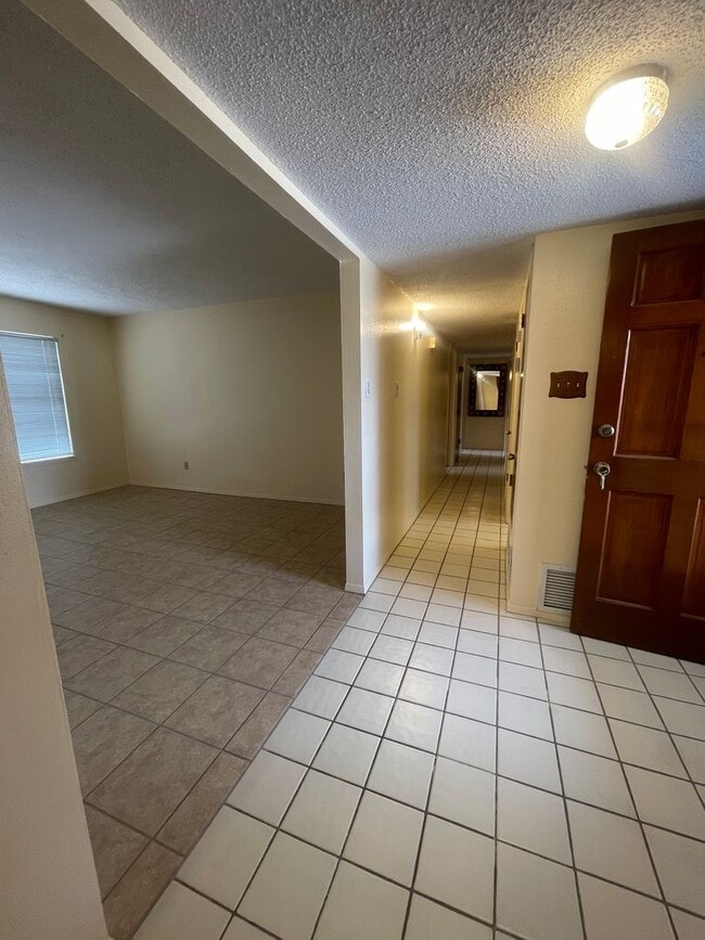 Building Photo - Charming 4 Bedroom/2 Bathroom House Near NMSU