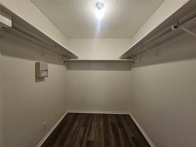 Building Photo - 2810 Adelen Ln