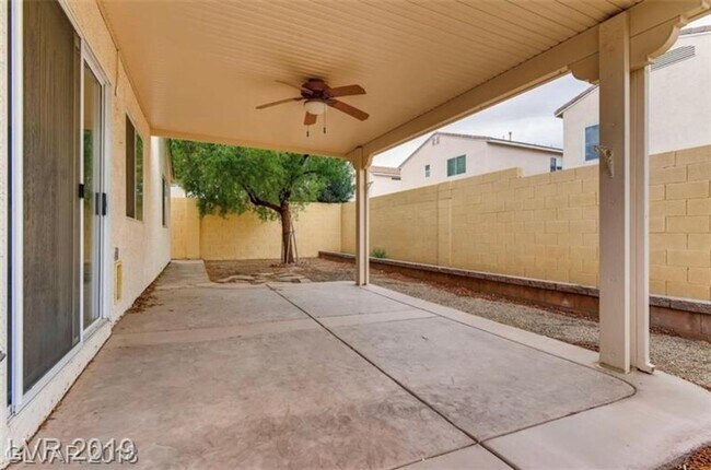 Building Photo - Renovated One Story NW Homes. Laminate Wood and Tile Flooring Throughout