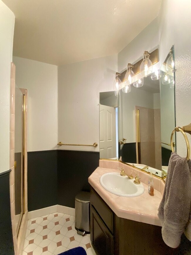 Building Photo - Spacious 5-bedroom Home Located in Niles Neighborhood of Fremont!