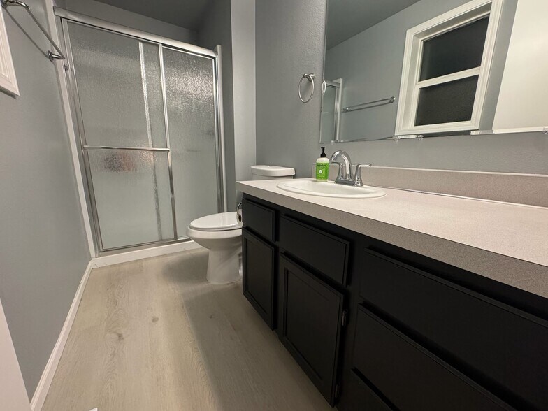 Building Photo - 1431 E Drucker St