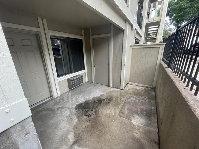 Building Photo - 1209 W Plum St