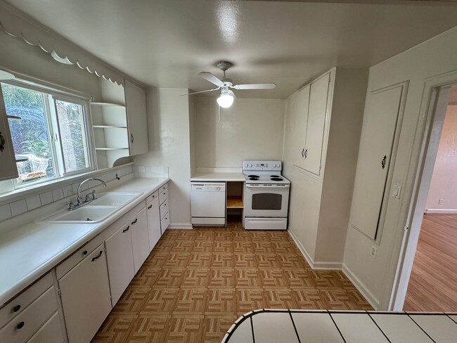 Building Photo - 2 Bedroom ~ 1 Bathroom House in SW Corvallis