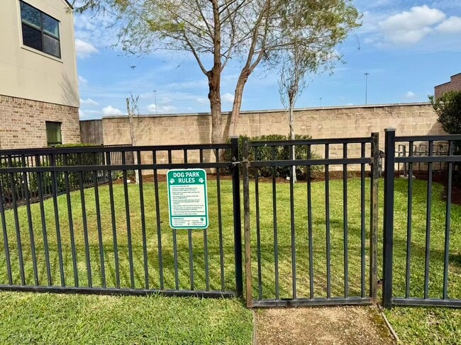 Building Photo - 1254 N Post Oak Rd