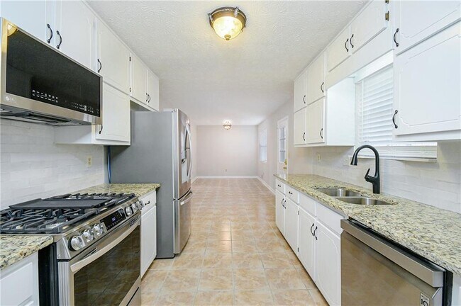 Building Photo - 5041 Alexander Ave