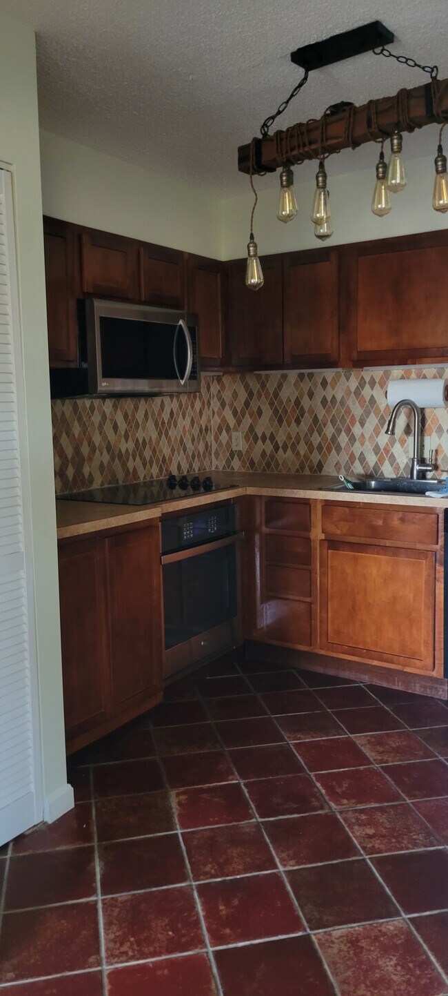 Building Photo - 3800 Powell Ln