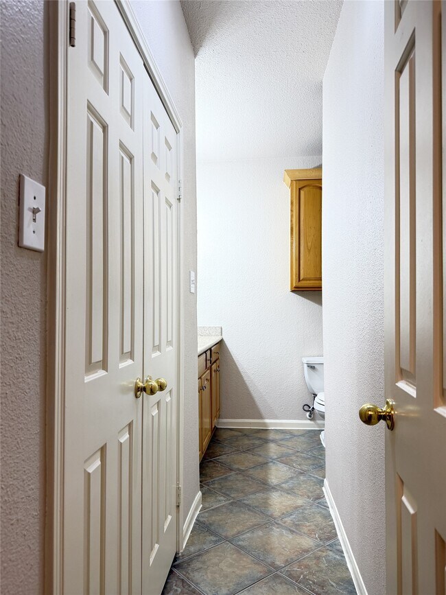 Building Photo - 2255 Braeswood Park Dr