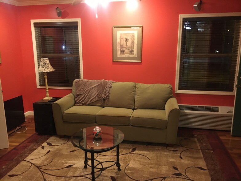 Pull-out couch / bed - 2077 Davie Ave