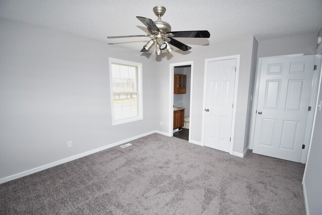 Building Photo - 3 Bedroom 2 Bath Pet Friendly Home For Rent!